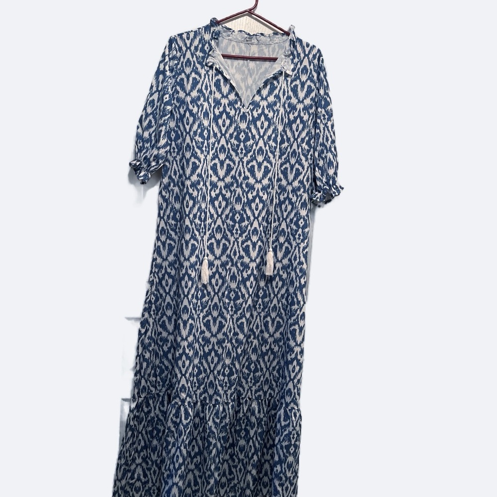 Chic Blue and White Patterned Maxi Dress - Picture 2 of 4